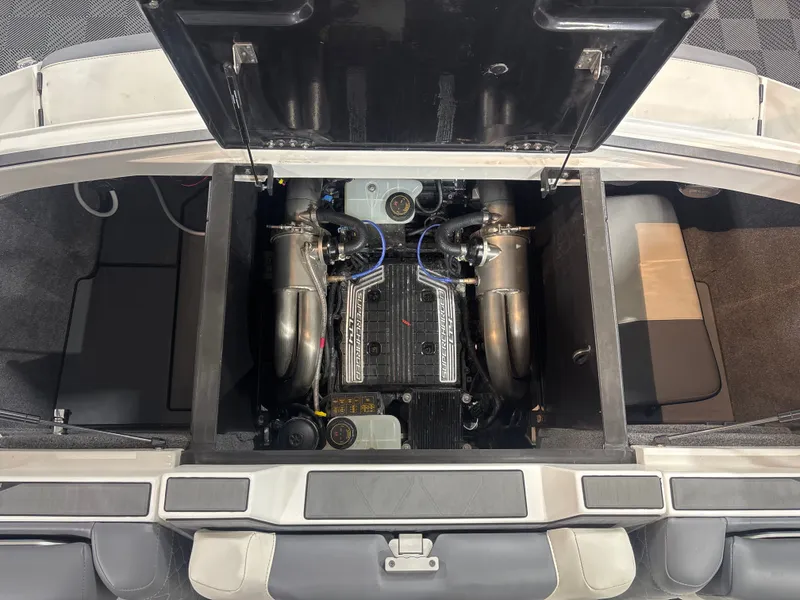 Slide: The Image of Malibu M240 2021 - 23