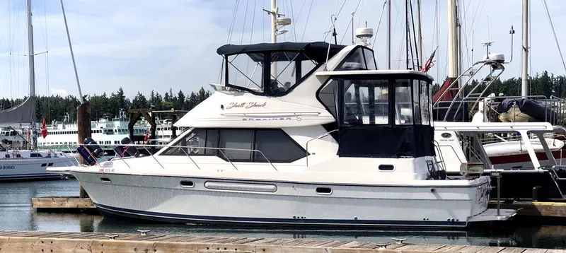 The Image of 2000 Bayliner 4087 Aft Cabin Motoryacht docked at a marina. - 0