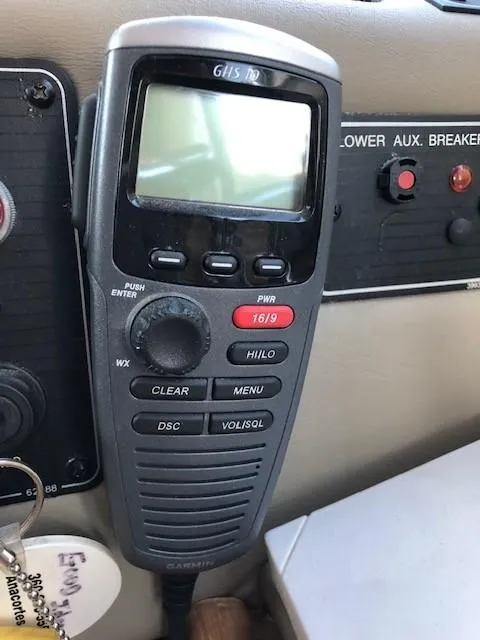 Slide: The Image of VHF marine radio on 2000 Bayliner 4087 Aft Cabin Motoryacht dashboard. - 34