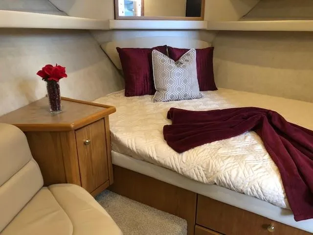 Slide: The Image of Luxurious cabin interior of 2000 Bayliner 4087 Aft Cabin Motoryacht with elegant bedding. - 40