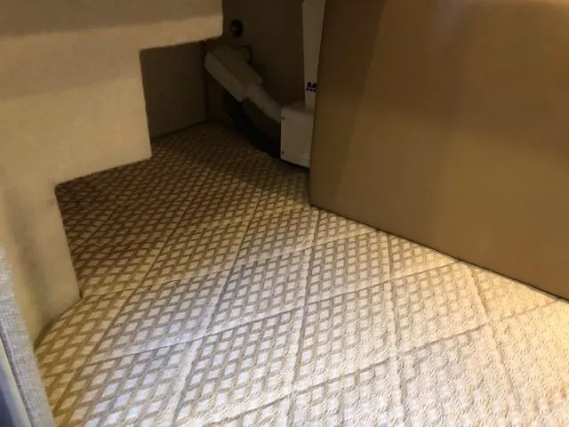 Slide: The Image of Interior view of 2000 Bayliner 4087 Aft Cabin Motoryacht with patterned carpet flooring. - 44