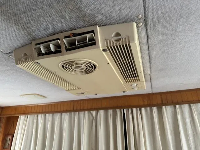 Slide: The Image of Ceiling-mounted air conditioning unit in a room with curtains, Gibson 44 Standard, 1994 model. - 45