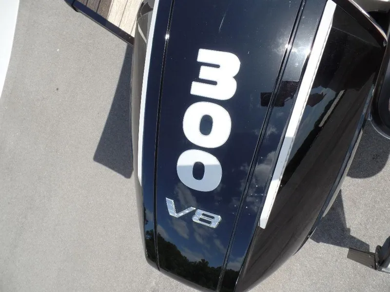 Slide: The Image of Harris Solstice 270 REC 2025 with 300 V8 engine, top view. - 18