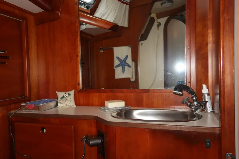 Slide: The Image of Hinckley Yachts Sou'wester 43 Sloop 1993 - 52