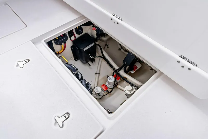 Slide: The Image of 2021 Intrepid 327 Valor - 13