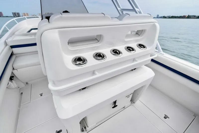 Slide: The Image of 2021 Intrepid 327 Valor - 18