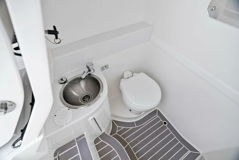 Slide: The Image of 2021 Intrepid 327 Valor - 31