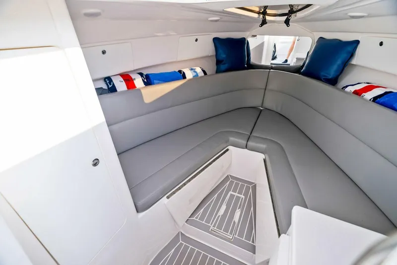 Slide: The Image of 2021 Intrepid 327 Valor - 32