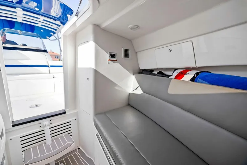 Slide: The Image of 2021 Intrepid 327 Valor - 34