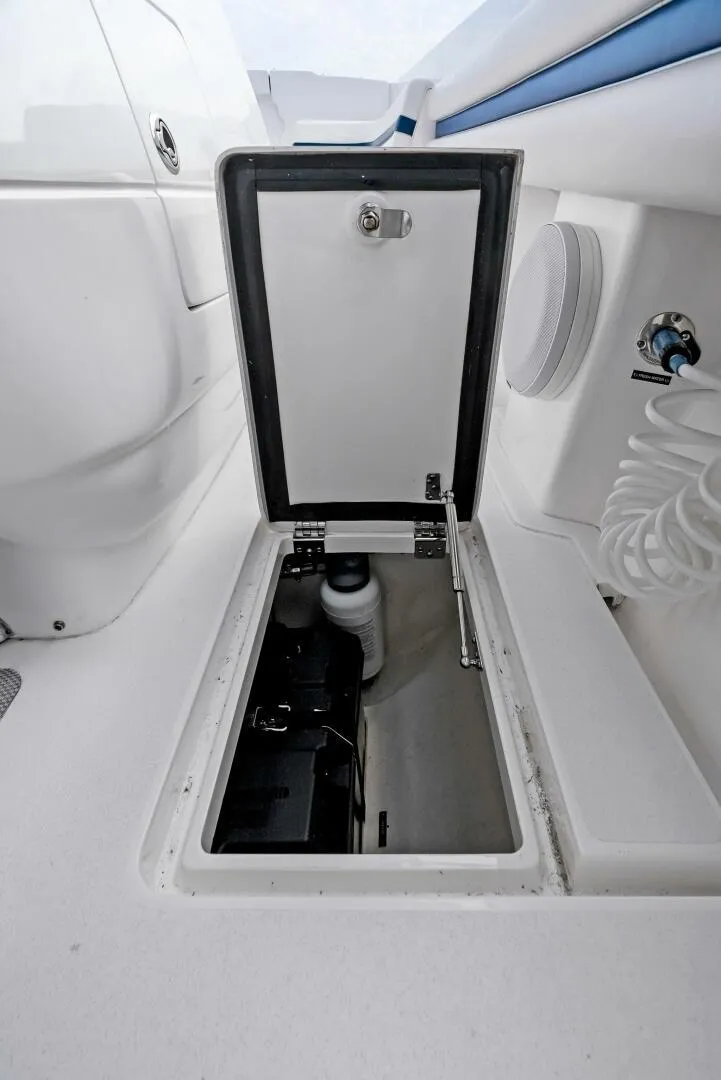 Slide: The Image of 2021 Intrepid 327 Valor - 37