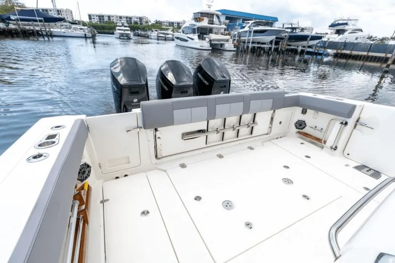 Slide: The Image of Boston Whaler 420 Outrage 2023 - 10