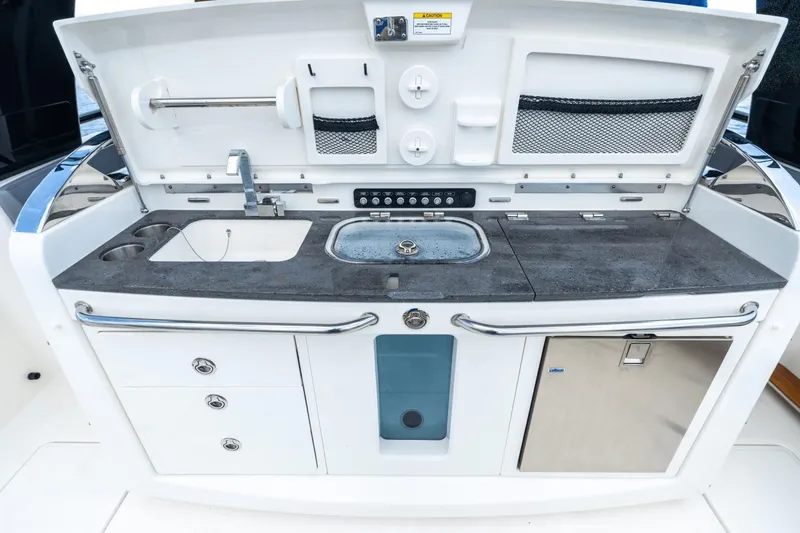 Slide: The Image of Boston Whaler 420 Outrage 2023 - 12