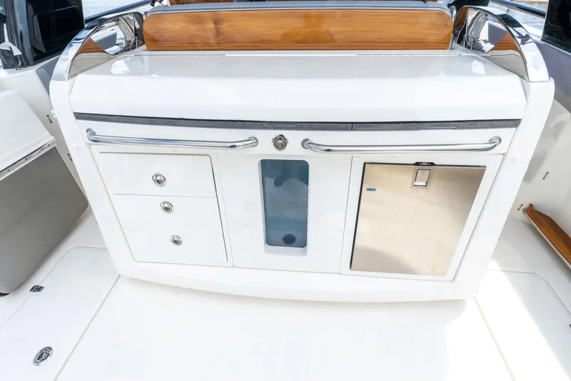 Slide: The Image of Boston Whaler 420 Outrage 2023 - 14