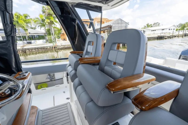 Slide: The Image of Boston Whaler 420 Outrage 2023 - 17