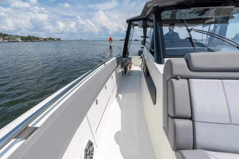 Slide: The Image of Boston Whaler 420 Outrage 2023 - 24