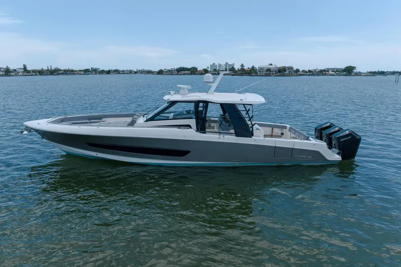 Slide: The Image of Boston Whaler 420 Outrage 2023 - 7