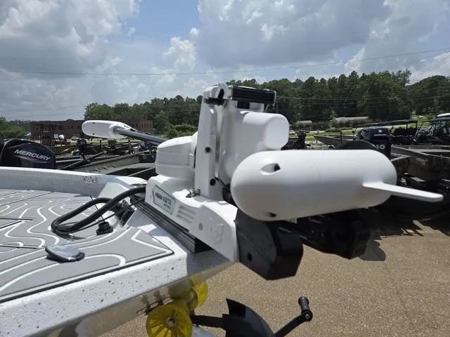 Slide: The Image of Xpress X23B Lounge 2025 - 8