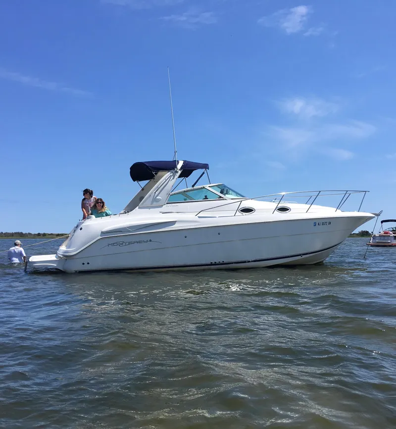 The Image of 2000 Monterey 302 Cruiser on water under clear blue sky. - 0