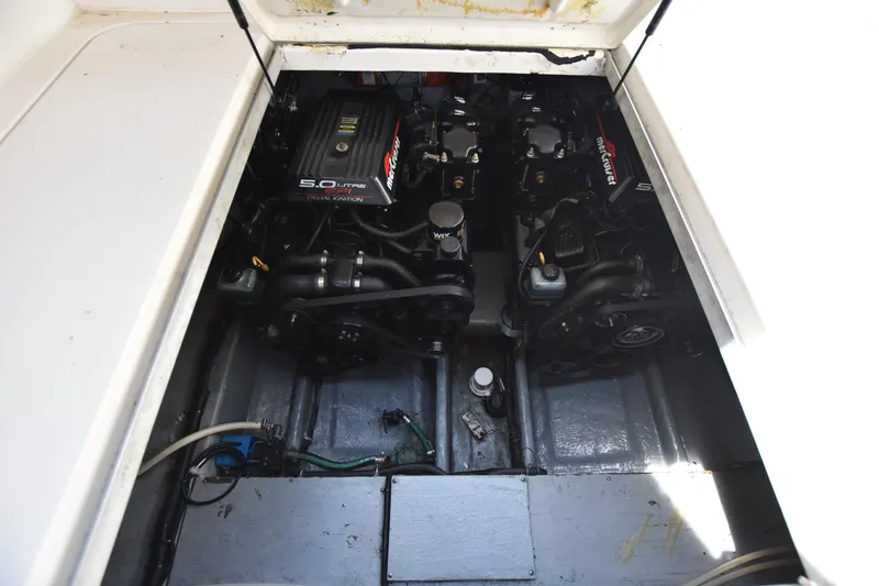 Slide: The Image of Engine compartment of 2000 Monterey 302 Cruiser with dual 5.0L engines. - 26