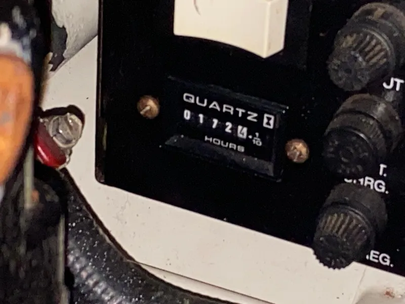 Slide: The Image of Hour meter reading 1724.1 on 2001 Sea Ray 290 Sundancer. - 27