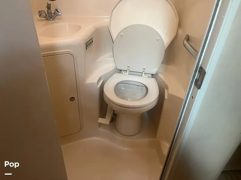 Slide: The Image of 2000 Sea Ray 410 Sundancer for sale in Sodus Point, NY - 74