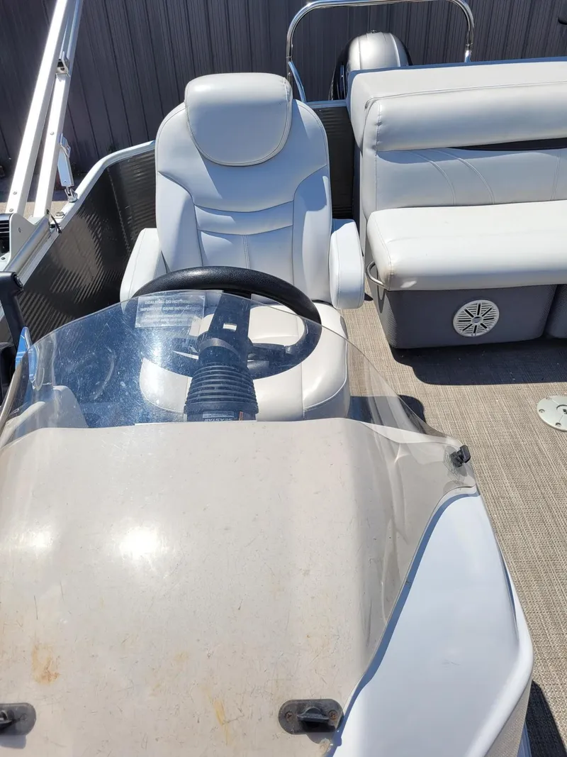 Slide: The Image of 2018 Sweetwater SW2286BF boat interior with steering wheel and seating. - 14