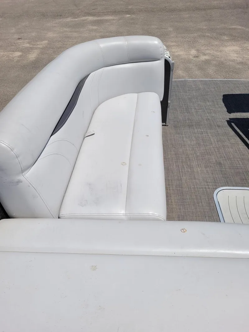 Slide: The Image of White leather seating on 2018 Sweetwater SW2286BF boat, with gray carpeted floor. - 9