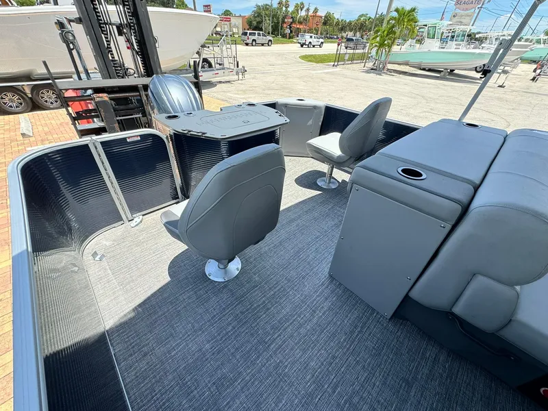 Slide: The Image of 2025 Bennington 22ss-sps pontoon boat interior with seating and console. - 7