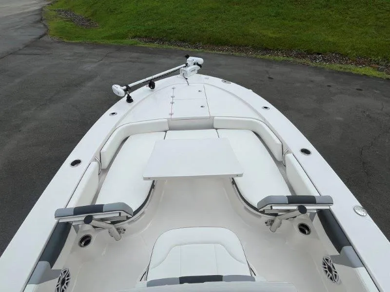 Slide: The Image of Robalo 246 Cayman 2025 - 101