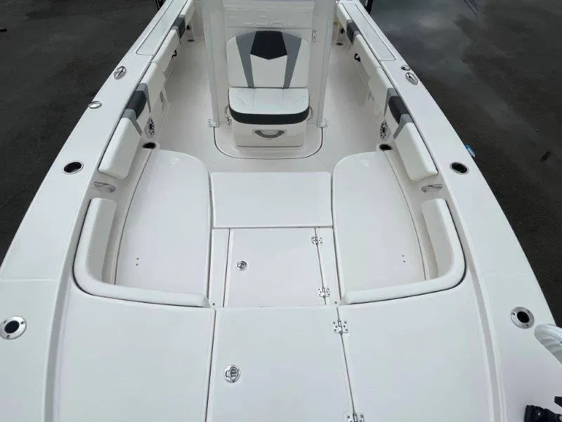 Slide: The Image of Robalo 246 Cayman 2025 - 103