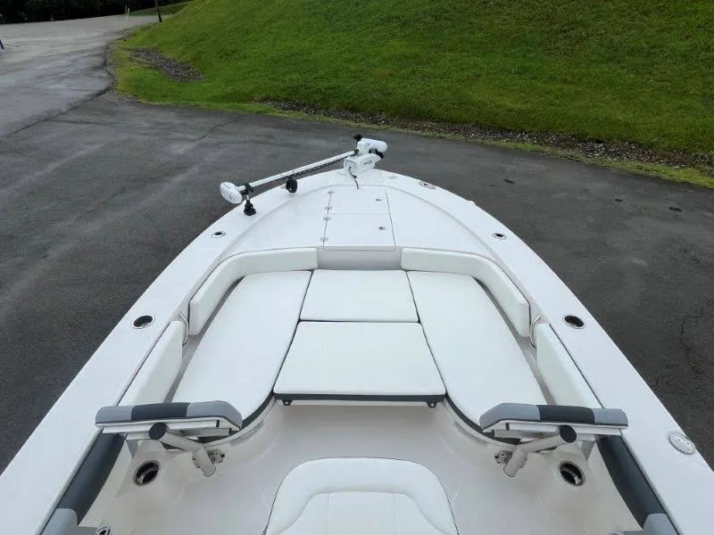 Slide: The Image of Robalo 246 Cayman 2025 - 104