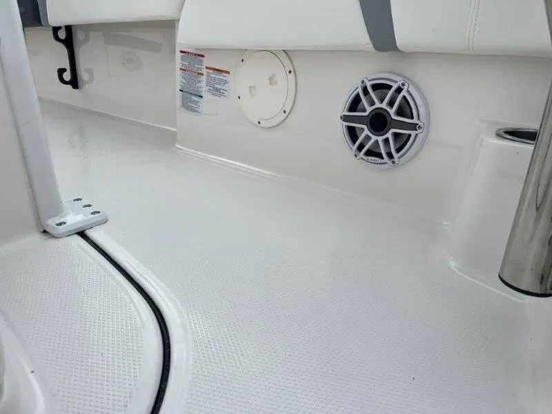 Slide: The Image of Robalo 246 Cayman 2025 - 11