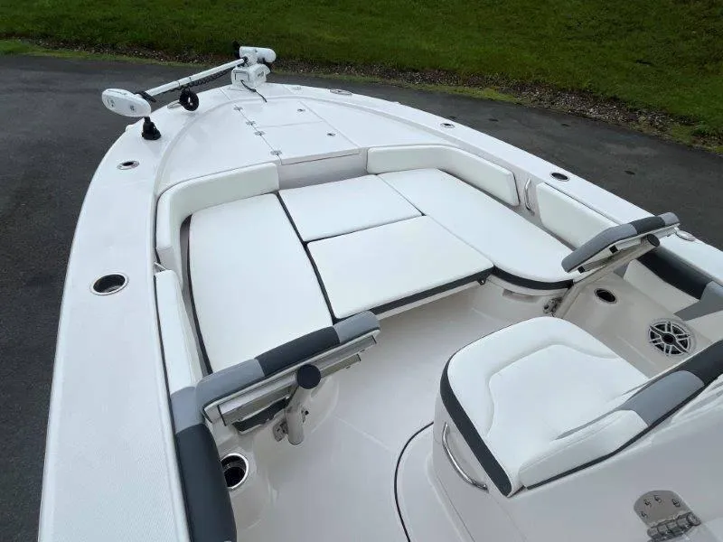 Slide: The Image of Robalo 246 Cayman 2025 - 110