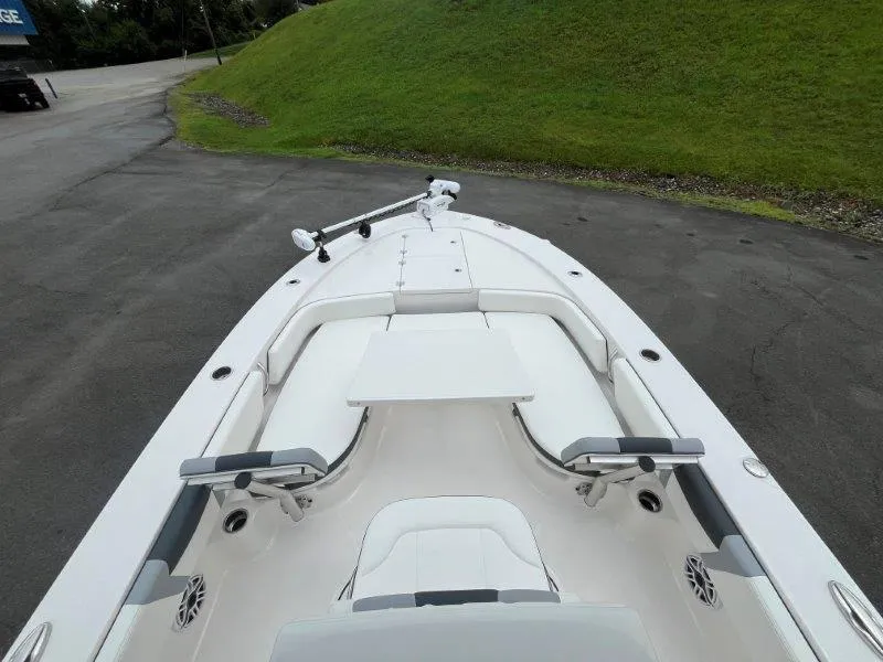 Slide: The Image of Robalo 246 Cayman 2025 - 112