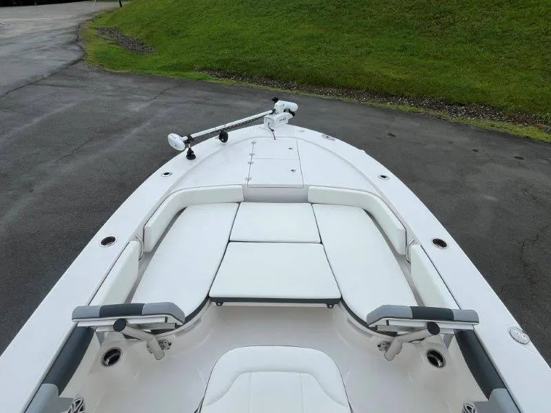 Slide: The Image of Robalo 246 Cayman 2025 - 114