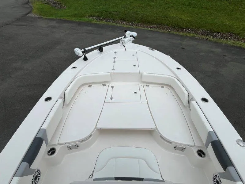 Slide: The Image of Robalo 246 Cayman 2025 - 116