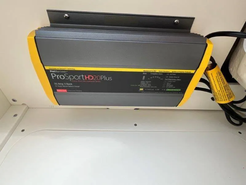 Slide: The Image of Robalo 246 Cayman 2025 - 13