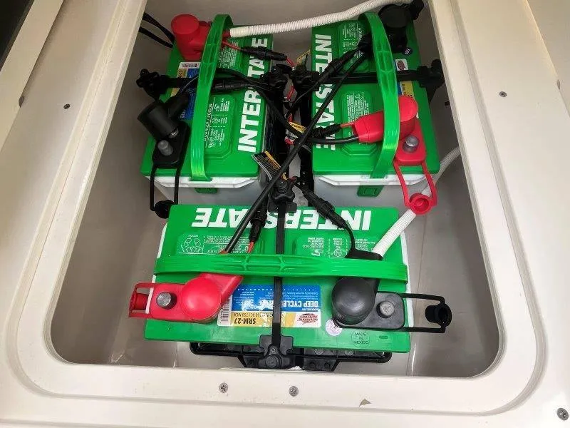 Slide: The Image of Robalo 246 Cayman 2025 - 14