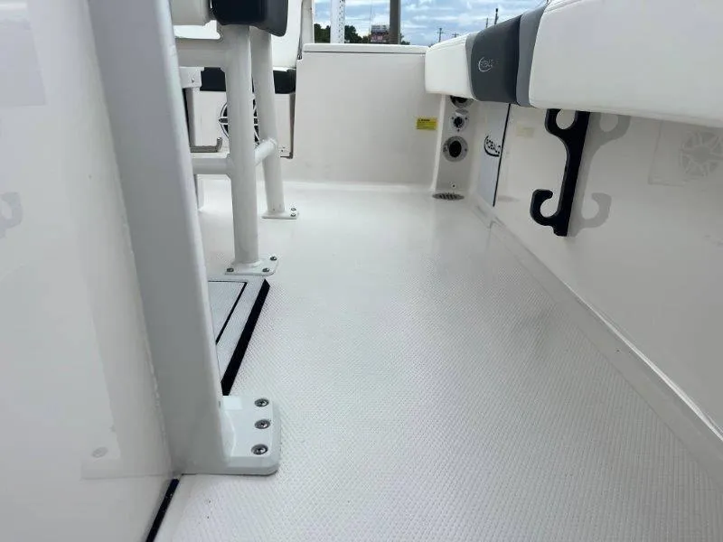 Slide: The Image of Robalo 246 Cayman 2025 - 16