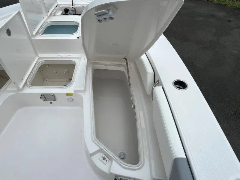 Slide: The Image of Robalo 246 Cayman 2025 - 17