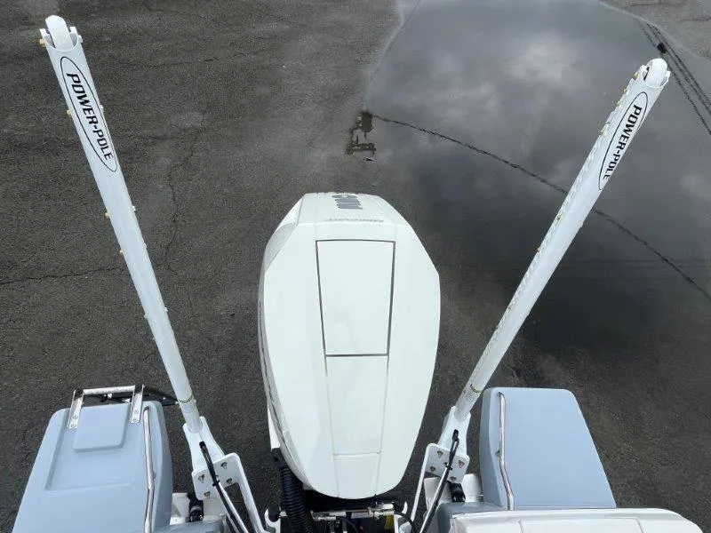 Slide: The Image of Robalo 246 Cayman 2025 - 21