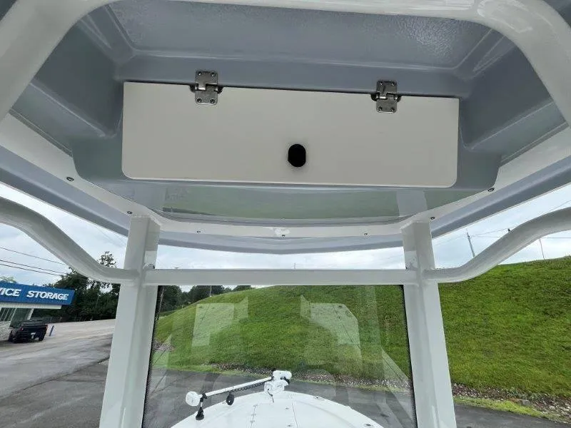 Slide: The Image of Robalo 246 Cayman 2025 - 22