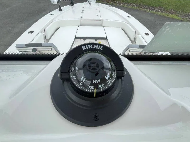 Slide: The Image of Robalo 246 Cayman 2025 - 23