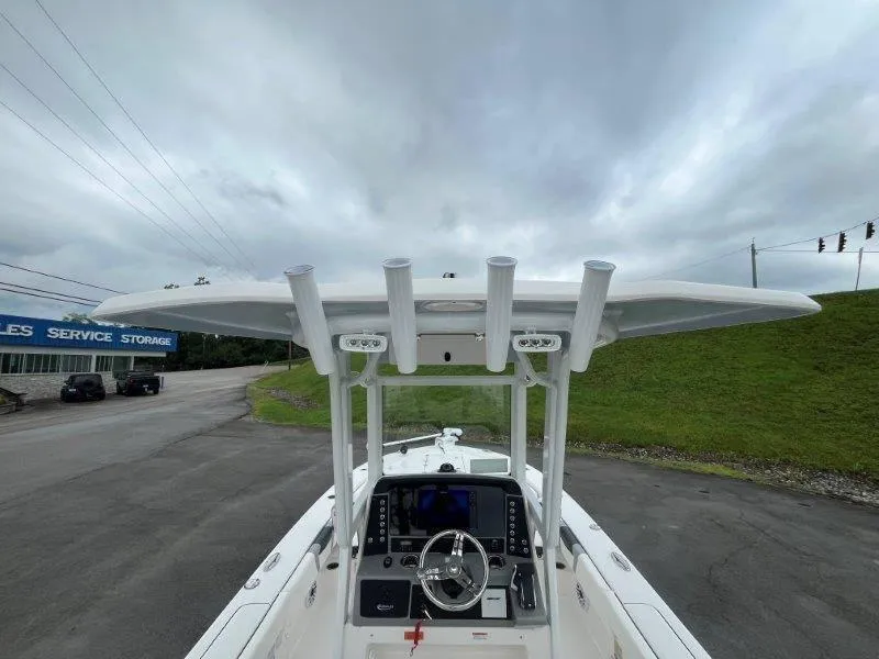 Slide: The Image of Robalo 246 Cayman 2025 - 24