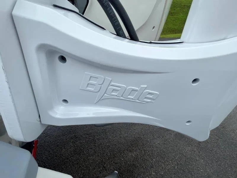 Slide: The Image of Robalo 246 Cayman 2025 - 28