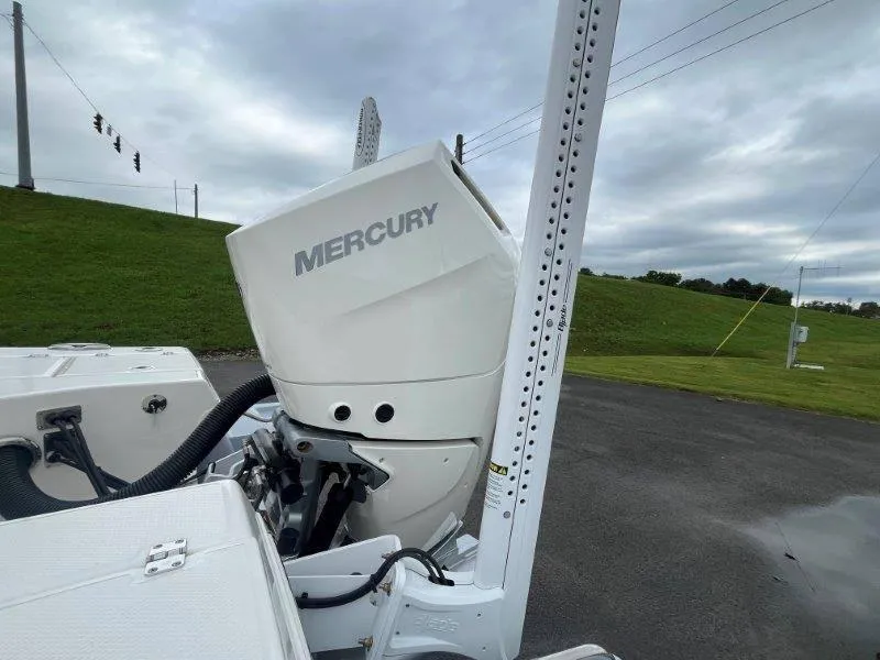 Slide: The Image of Robalo 246 Cayman 2025 - 29