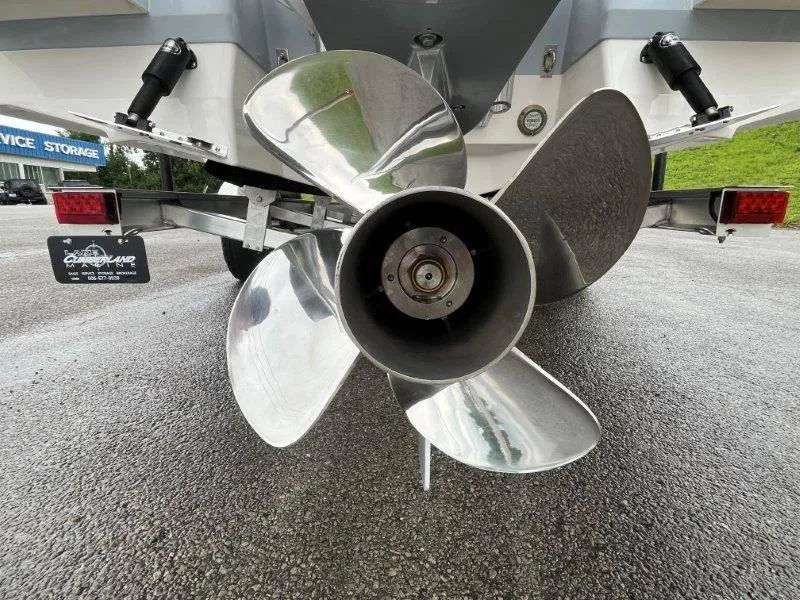 Slide: The Image of Robalo 246 Cayman 2025 - 34