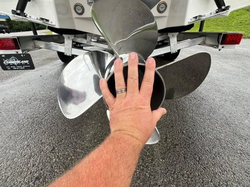 Slide: The Image of Robalo 246 Cayman 2025 - 35