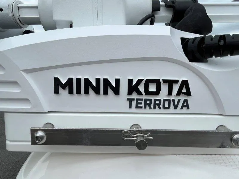 Slide: The Image of Robalo 246 Cayman 2025 - 37