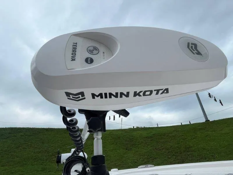 Slide: The Image of Robalo 246 Cayman 2025 - 38